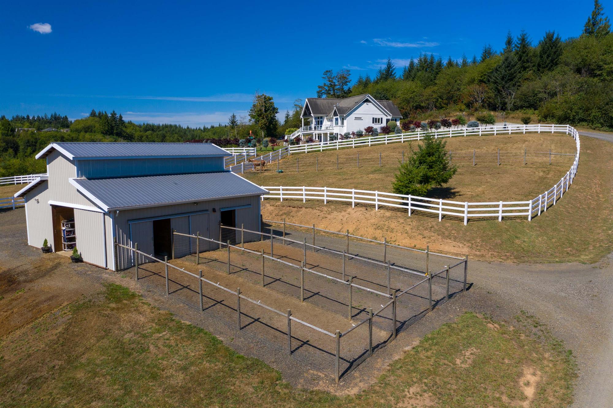 Fully insulated 36' x 36' show barn with three stalls, each with its own run
