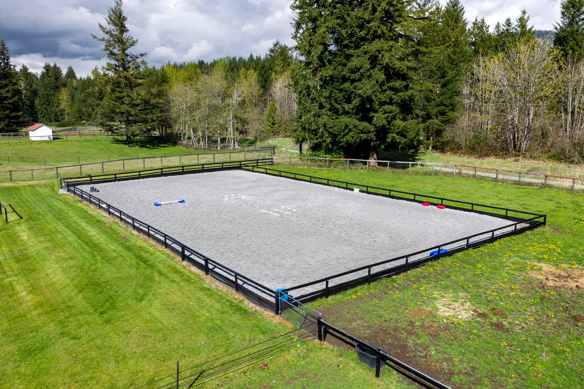 80' x 160' professionally leveled arena with all-weather custom blend footing of GGT felt, silicone and sand